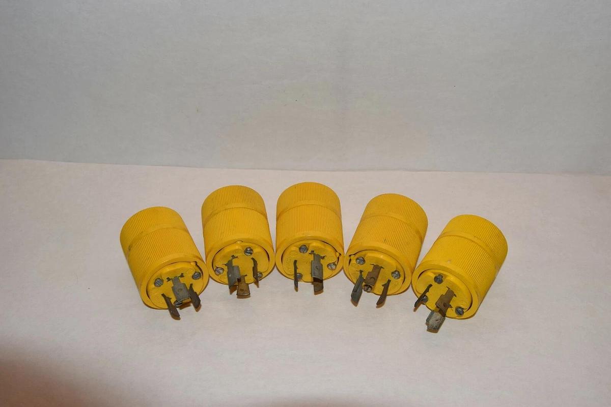 NEW (LOT OF 5) GENERAL ELECTRIC L10 20A 125/250V LOCKING PLUG