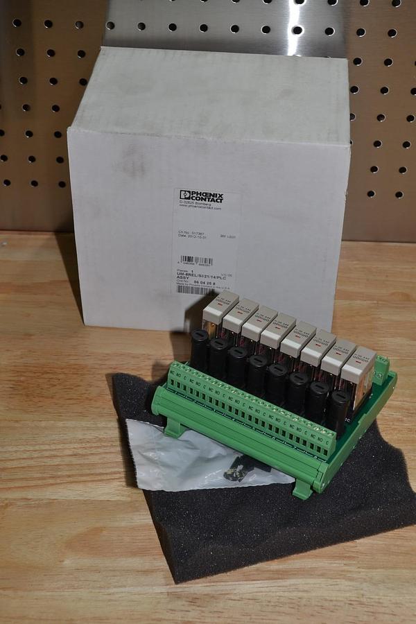 Used Phoenix Contact UM-8REL/SI/21/14/PLC Relay Module New