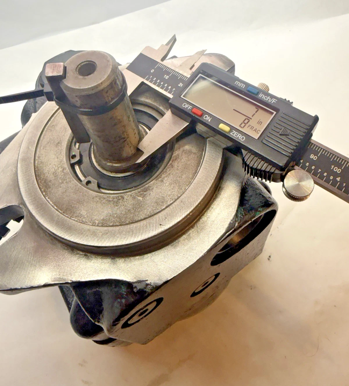 Used Flow Variable Volume Pump PAVC3892R15X3708 38cc 2775psi max Series 15 CW Rot
