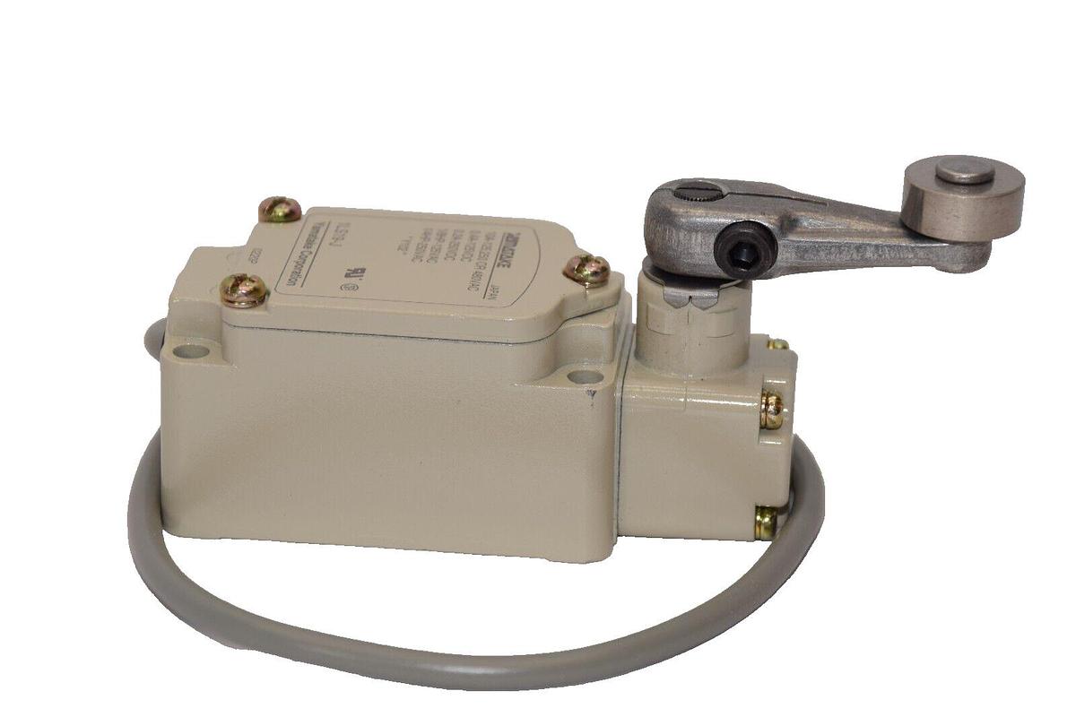 Used YAMATAKE CORPORATION 1LS19-J 480Vac 10Amp Roller Arm Limit Switch