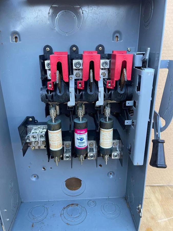 Used Square D General Duty Safety Switch D324N F01 200amp 200 A 200A 240v Fused