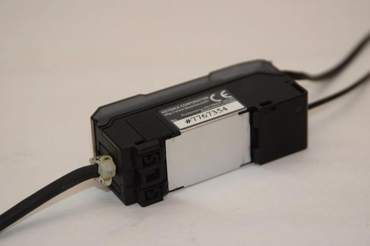 Used KEYENCE CORPORATION CZ-V21A CZV21A  24Vdc Digital RGB Fiber Optic Amplifier