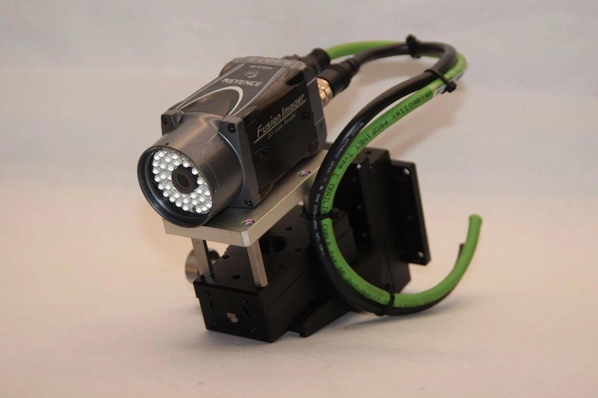 Used KEYENCE 2D Code Reader SR-D100H with precision mount B05-14NH A47-4