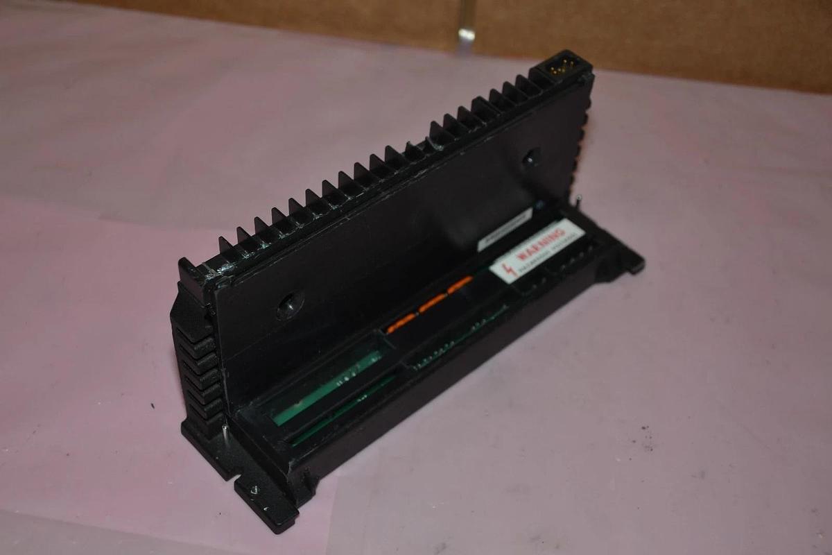 Used GE FANUC IC660TSD100C 115VAC 8 I/O 2A TERMINAL ASSEMBLY  IC660TSD100 C
