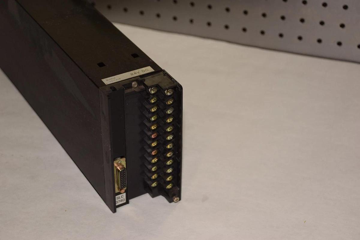 Used BRISTOL BABCOCK INC. SLC-3740 374044A110 1-5V 24V 8.4VA CONTROLLER