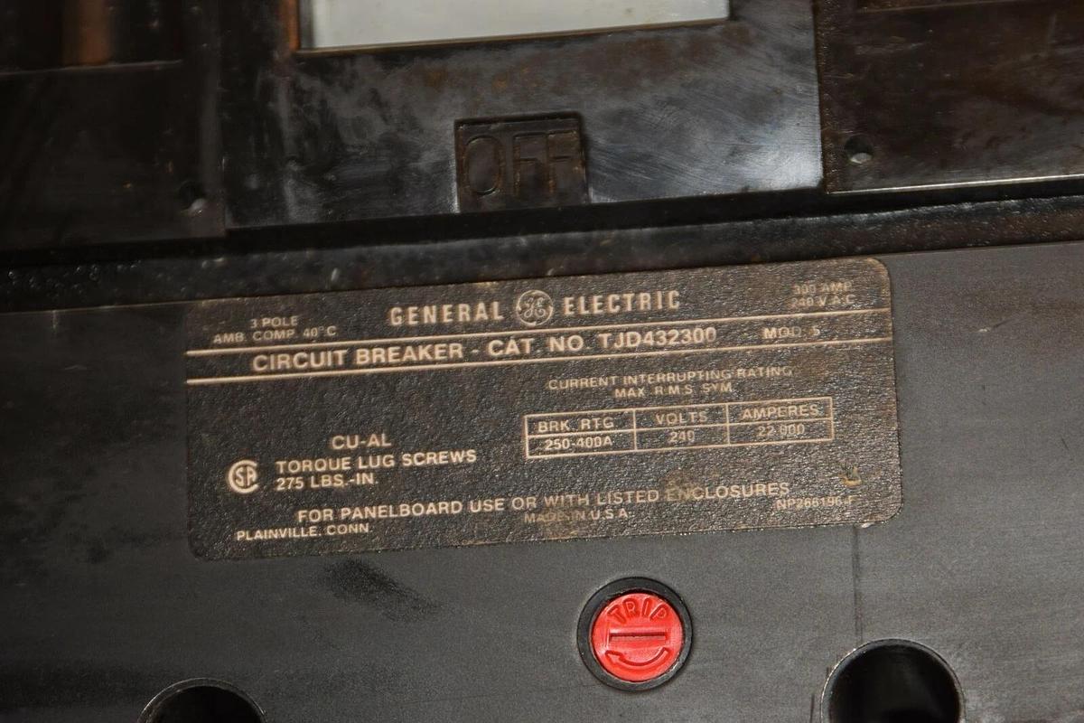 Used GENERAL ELECTRIC TJD432300 E11592-R 300A 300 A Amp 240V Circuit Breaker