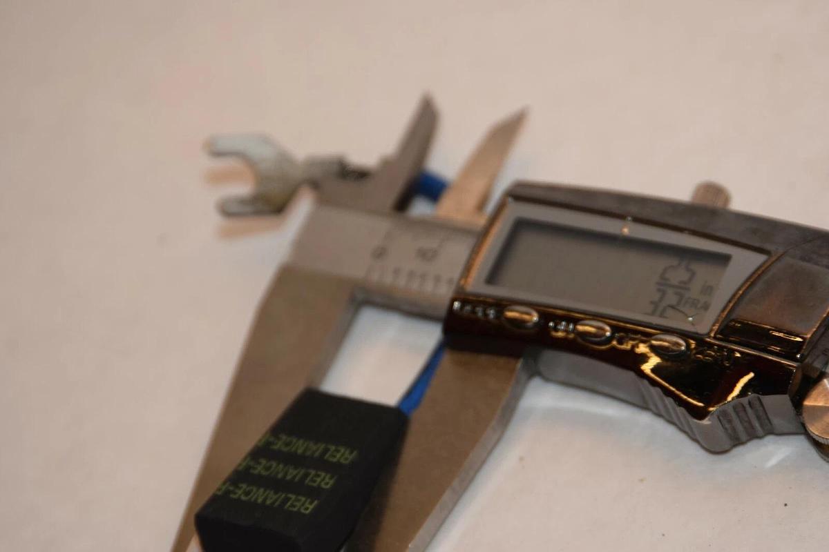 (NEW) RELIANCE 419904-51A 0451A Carbon Brush *ONE Brush*