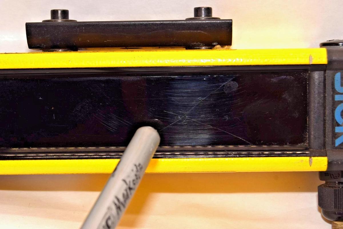 Used SICK FGSE150-23 24V 30mm 30-FGS Receiver Light Curtain *AS IS - Cracked Lens*