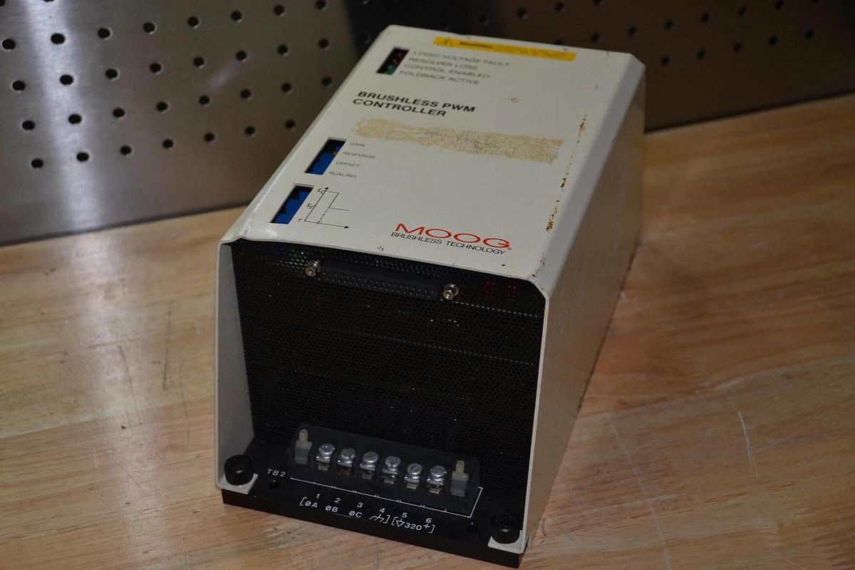 Used MOOG 152G233 CONTROLLER SERVO BRUSHLESS PWM 30AMP