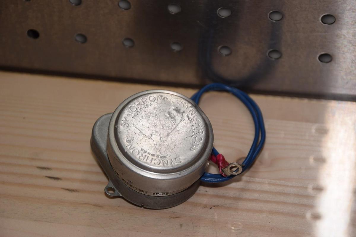 Used DANAHER CONTROLS EAGLE SIGNAL 4113-1381 41131381 110V MOTOR