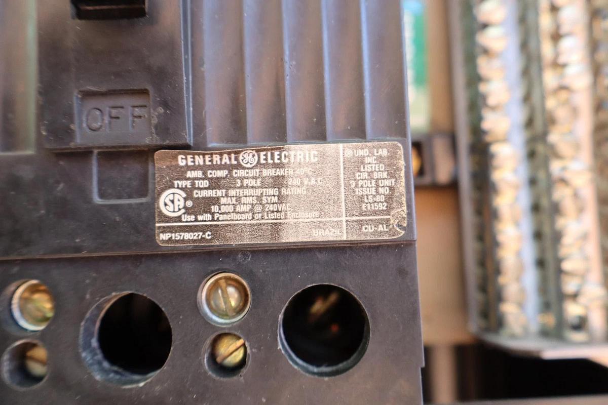 Used General Electric GE 225Amp 3Ph Main Lug Panelboard Back Plate Panel Interior