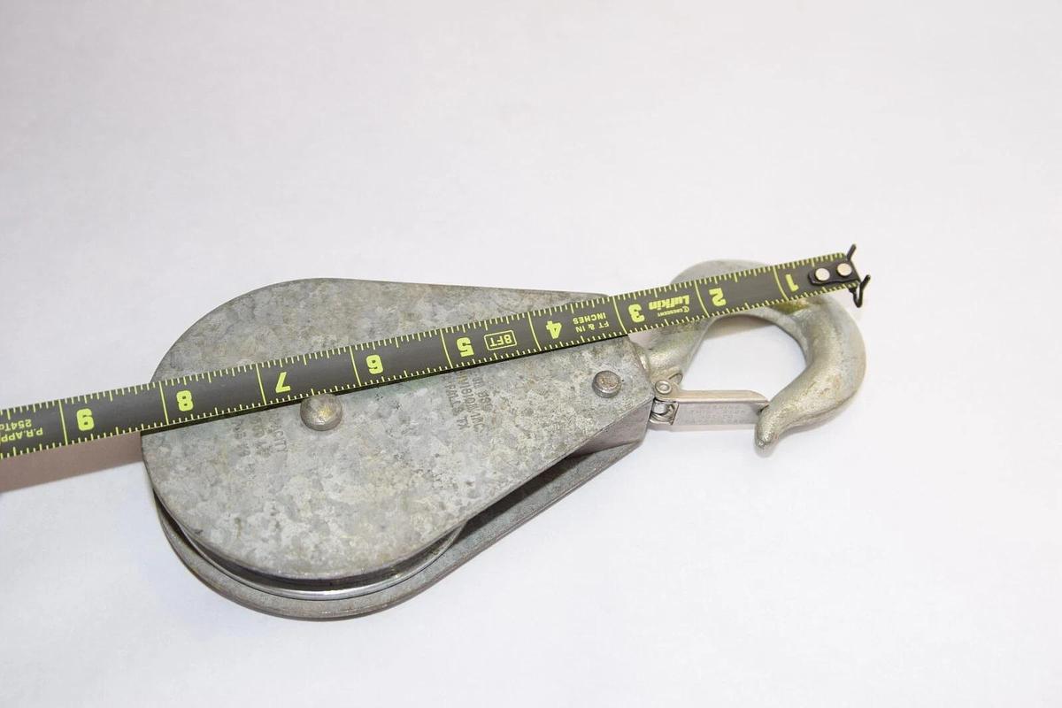Used BLOCK DIVISION 1550lb 703kg Swivel Hook Pulley 3-1/2"