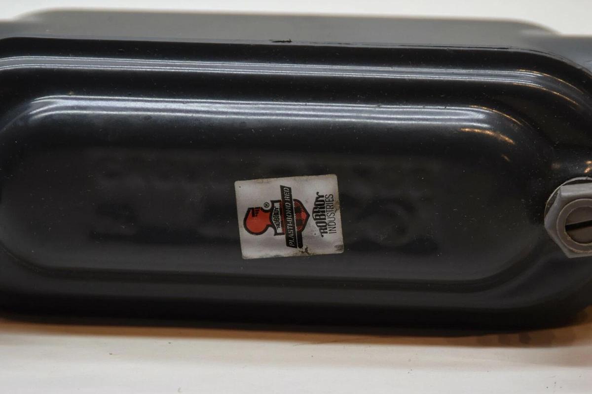 (NEW) ROBROY INDUSTRIES 1-1/4" Coated Conduit Body Straight Fitting