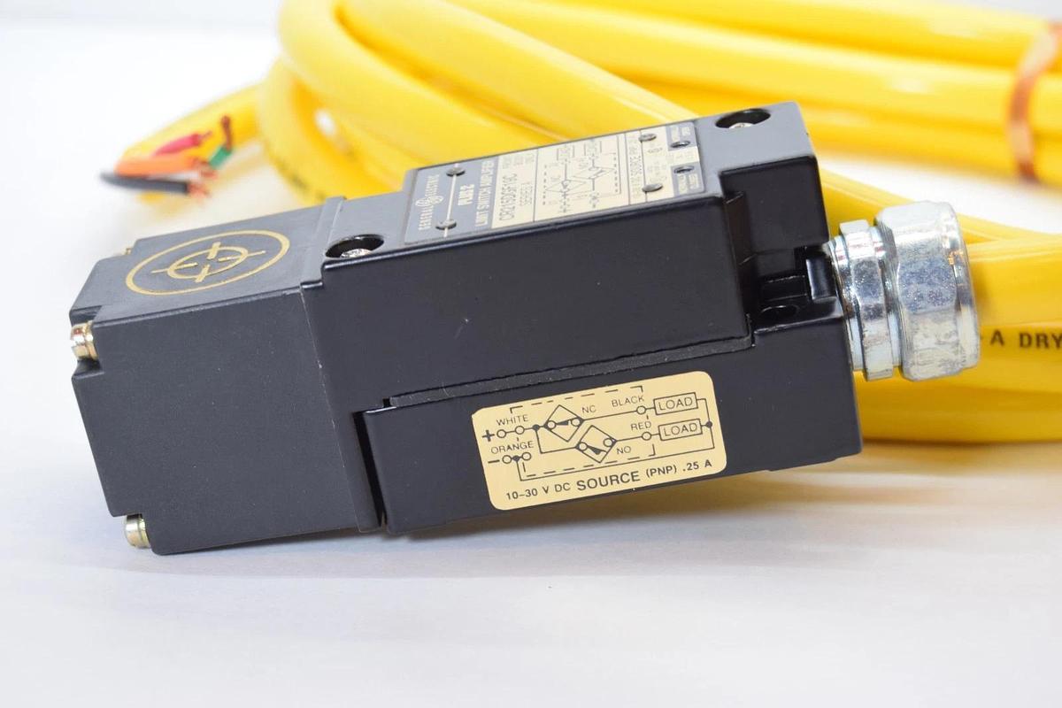 General Electric CR215DGY0002 , CR215DGF19C Ser. A 10-30Vdc Limit Switch (New)
