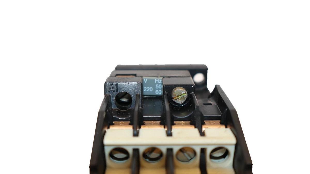 Used Siemens 3TH82 62-0A , 3TH8262-0A 220V 50/60Hz Contactor (Lot of 5)