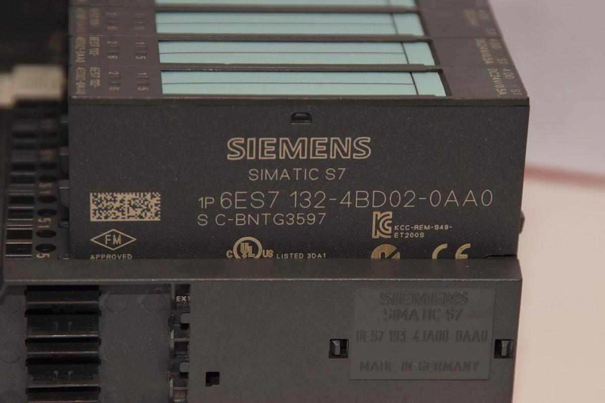 Used SIEMENS 6ES7 193-4JA00-0AA W/ 6ES7 151-1AA05-0AB0 , 6ES7 138-4CA01-0AA0 Module
