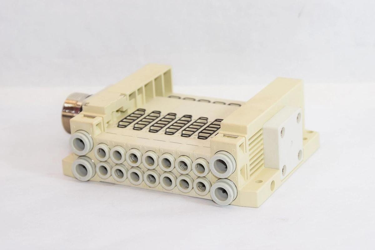 (NEW) SMC SS5X-3-W47CD-07B-C6 , SS5X3W47CD07BC6 7-Port Manifold Base