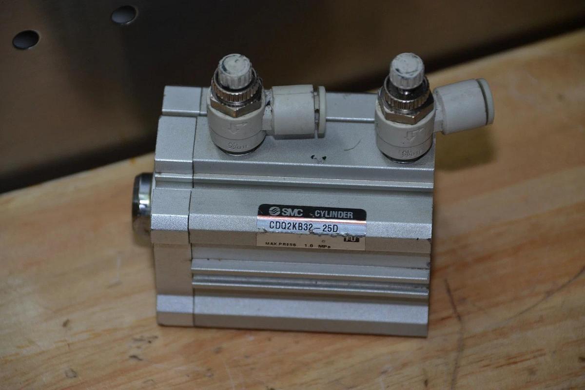 Used SMC CDQ2KB32-25D CDQ2KB3225D COMPACT CYLINDER