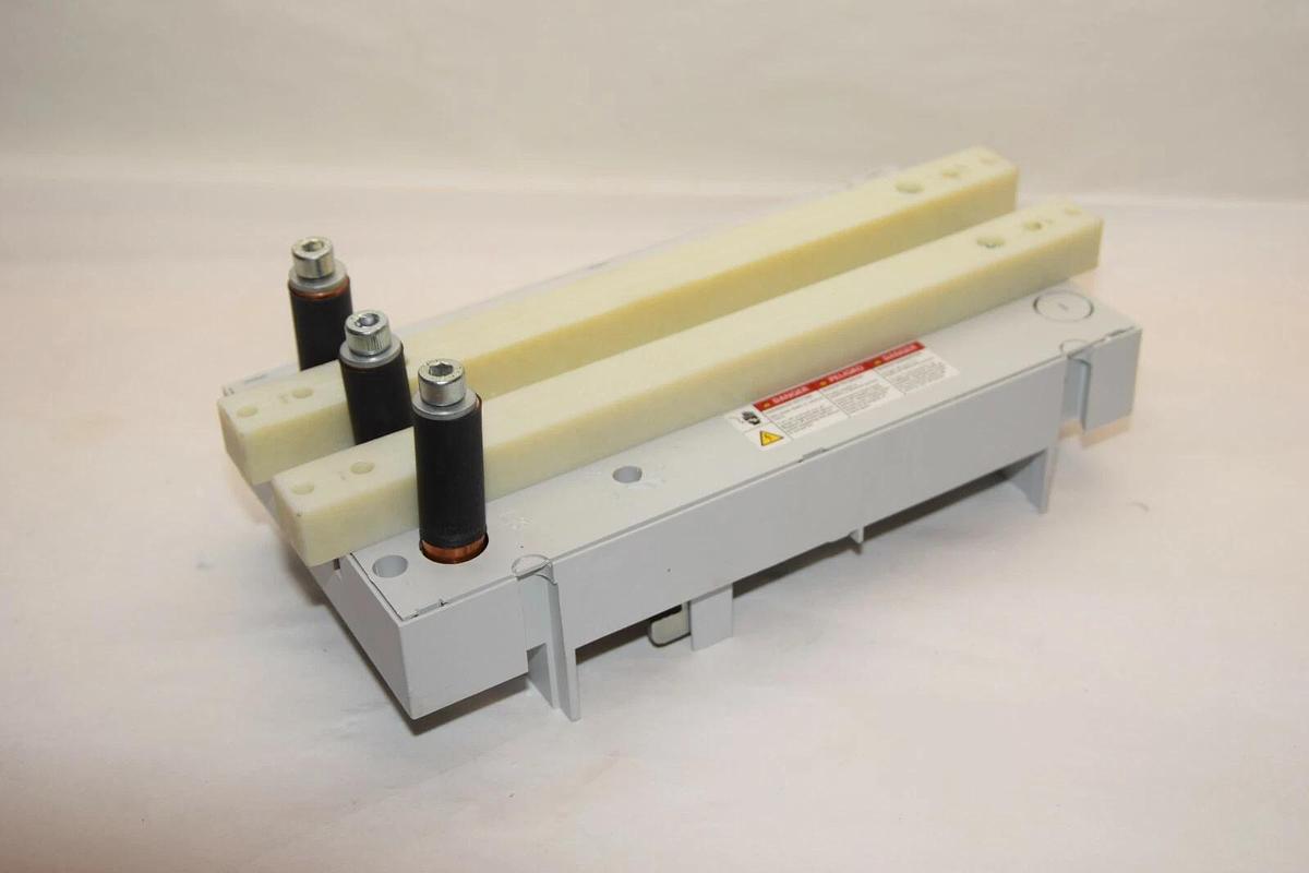 Used SIEMENS 8US1213-4AH00  BUSBAR Adapter for Breaker  600VAC