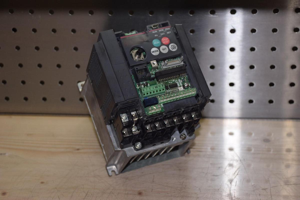 Used Mitsubishi Drive, FR-E720-1.5K FRE72015K Inverter 8A 3PH AC200-240V 0.2-400Mhz