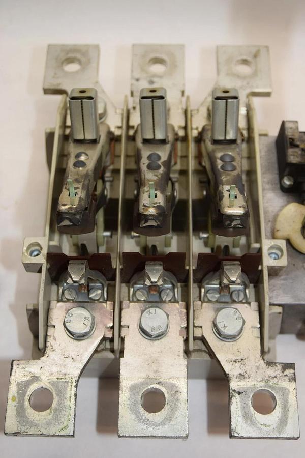 Used SIEMENS 3KE4530-0AA Front Operator Load Disconnect Switch 3 pole 1000 AMP  1000A