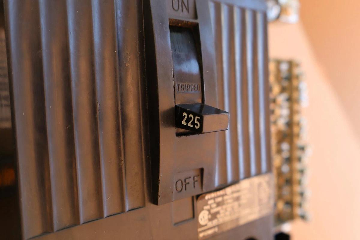 Used General Electric GE 225Amp 3Ph Main Lug Panelboard Back Plate Panel Interior