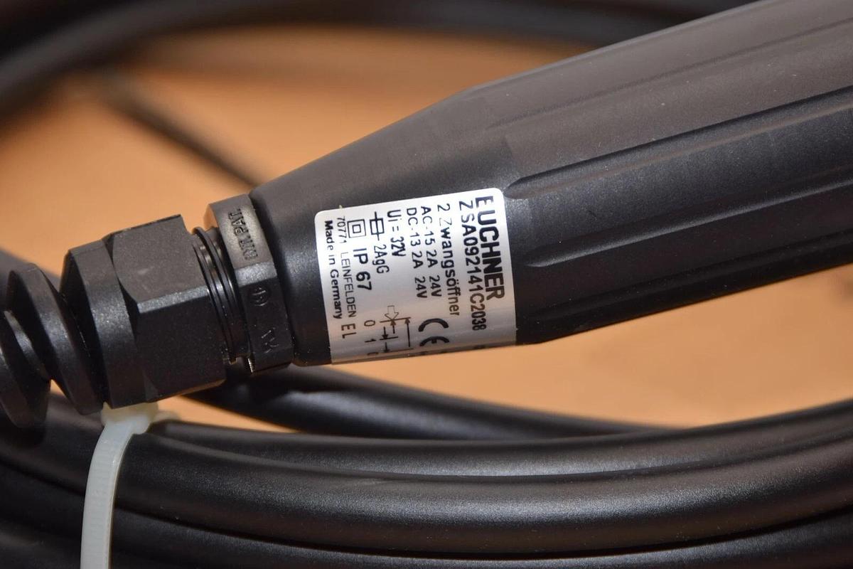 (NEW) EUCHNER ZSA092141C2038 092141 32V Enabling Pushbutton