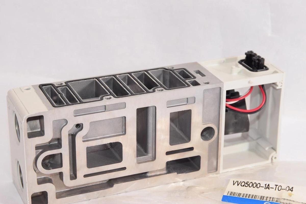 (NEW) SMC VVQ5000-1A-T0-04 VVQ50001AT004 Manifold Block Assembly