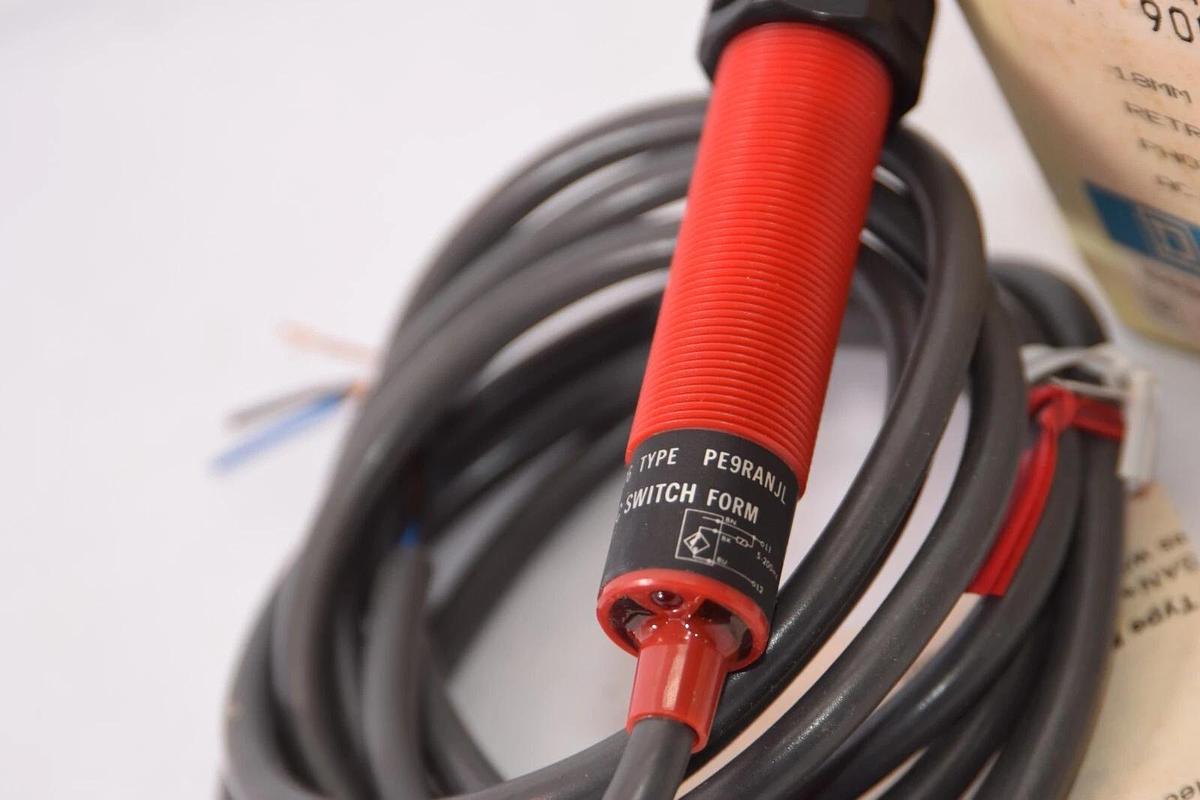 (NEW) SQUARE D PE9RANJL Series A 18mm Cylindrical Photoelectric Switch