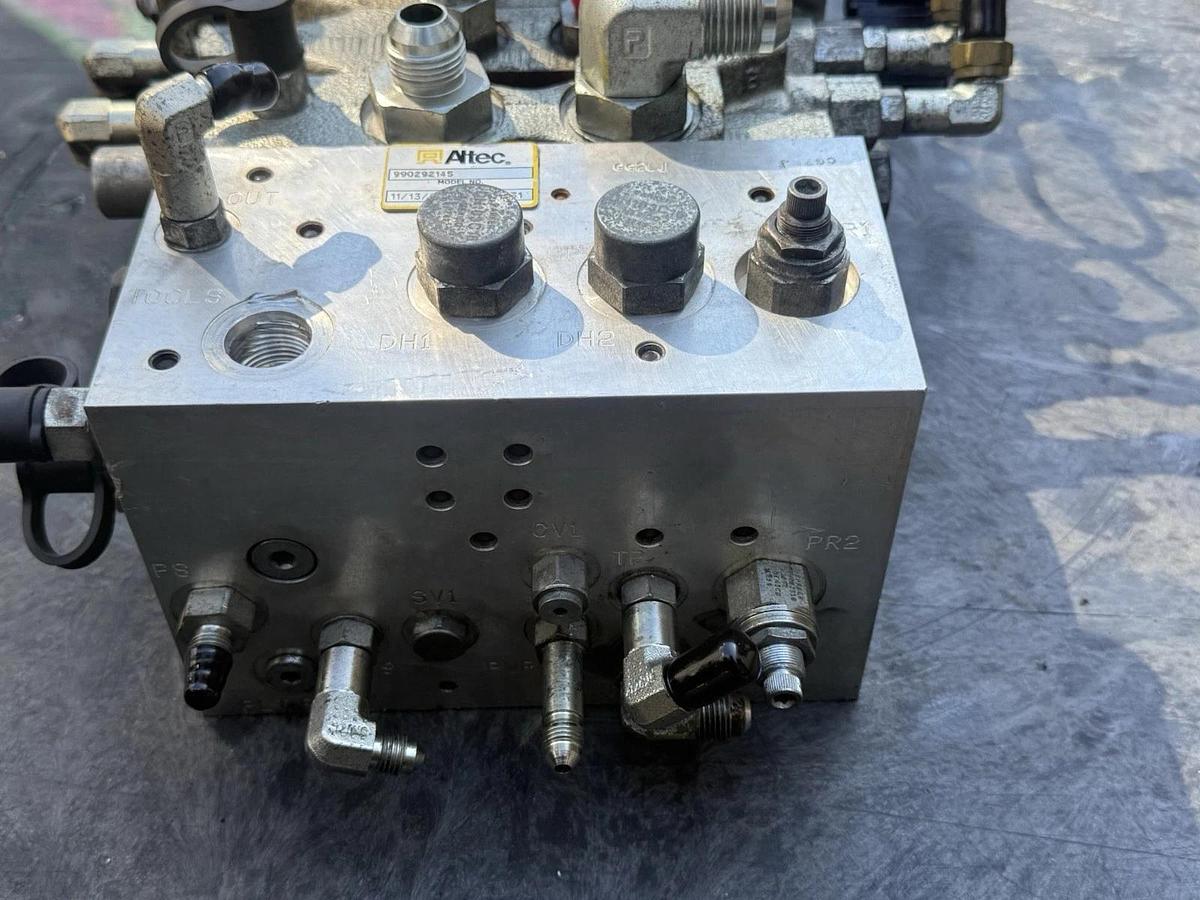 Used Altec 990292145, DB5195.800 Hydraulic Valve Block 7 spool Valve