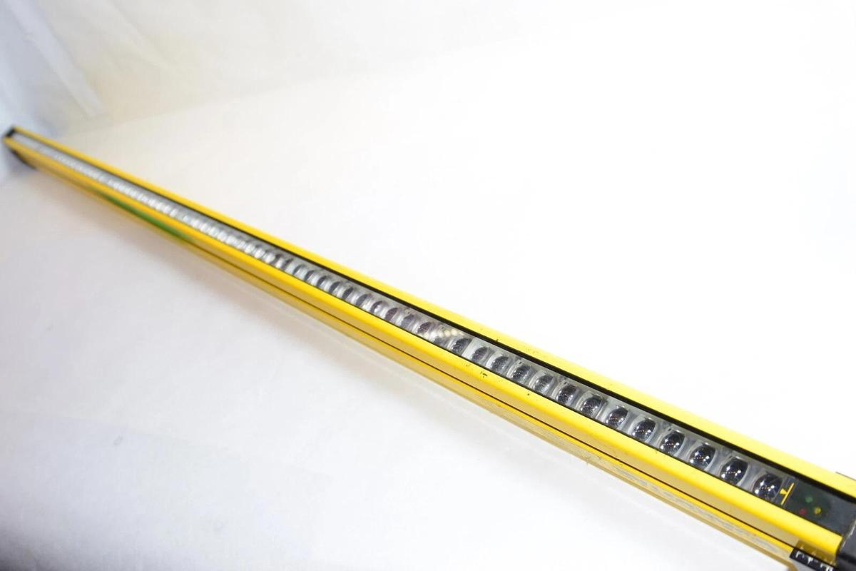 Used GUARDSTAR BS1230R B-Series Receiver Light Curtain *Small Crack*