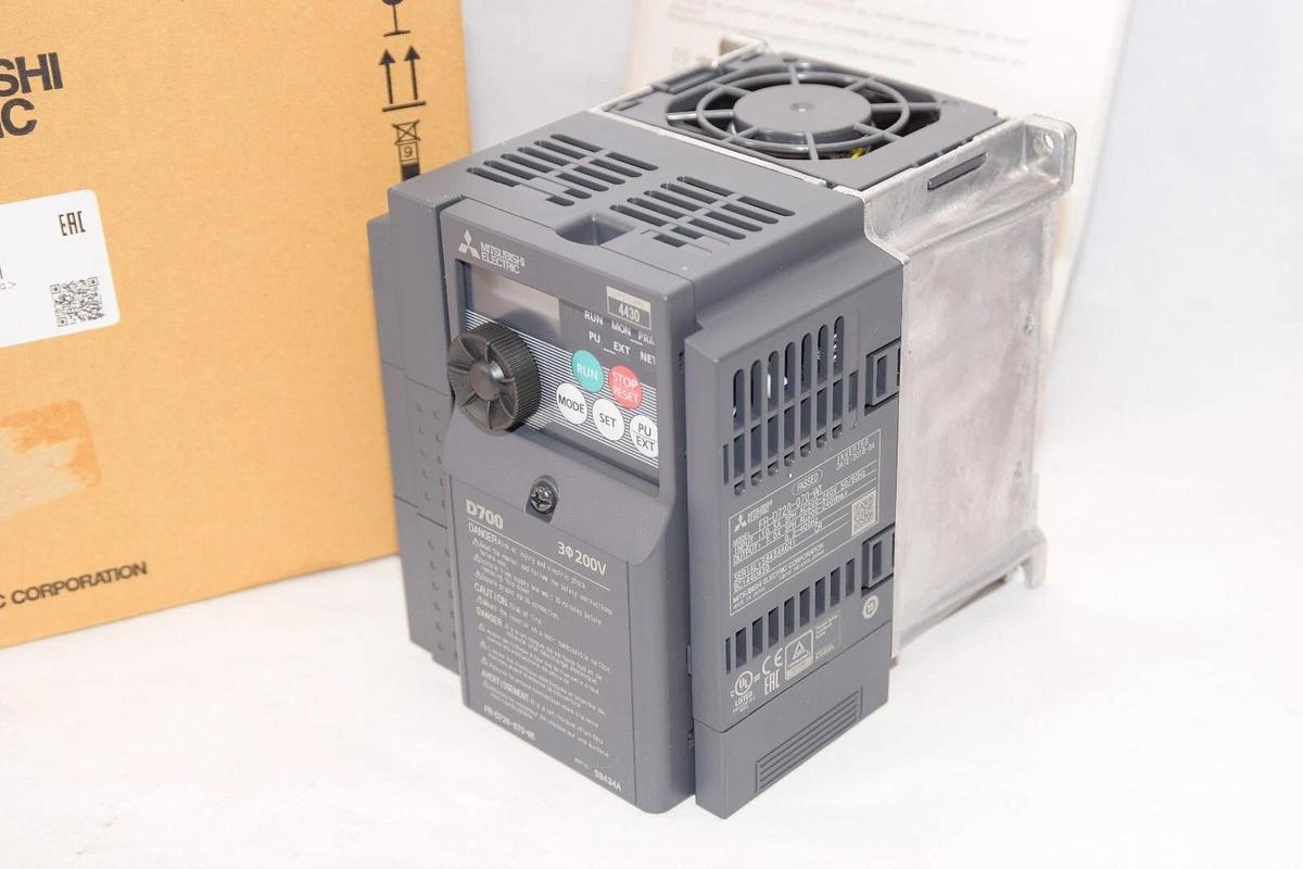 MITSUBISHI ELECTRIC FR-D720-070-W1 200V D700 Compact Size Inverter D700 (NEW)