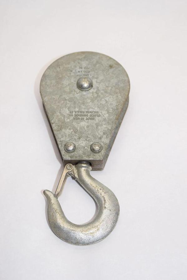 Used BLOCK DIVISION 1550lb 703kg Swivel Hook Pulley 3-1/2"