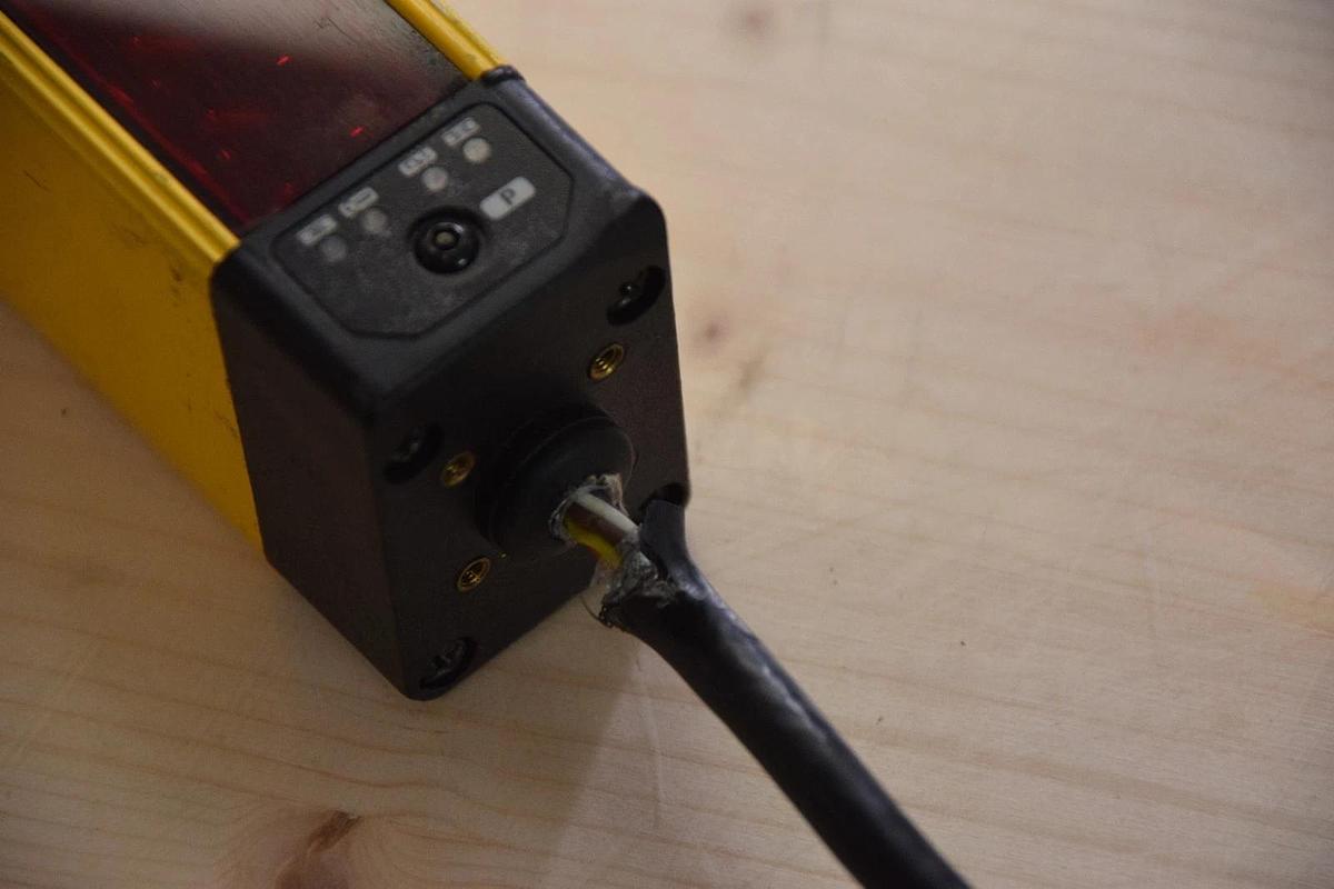 Used STI 70158-2077 MS46SR-30-700-Q1-R-NC-FP-TK1 RECEIVER SAFETY LIGHT CURTAIN