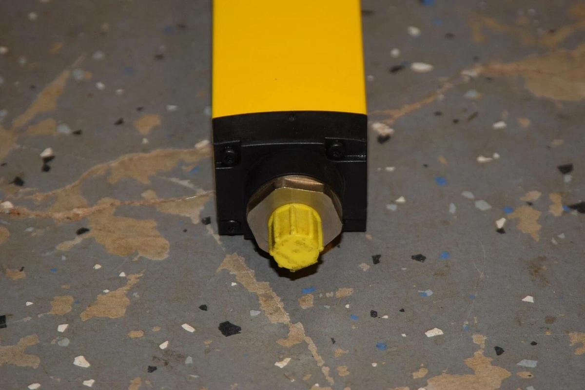 (New) SICK C40E-1203AG300 C4000 Series 1200mm 24Vdc  Light Curtain Basic+