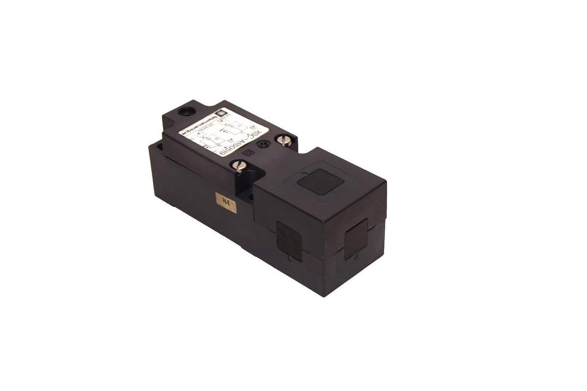 Used Telemecanique XSC-A150519 , XSCA150519 Proximity Switch