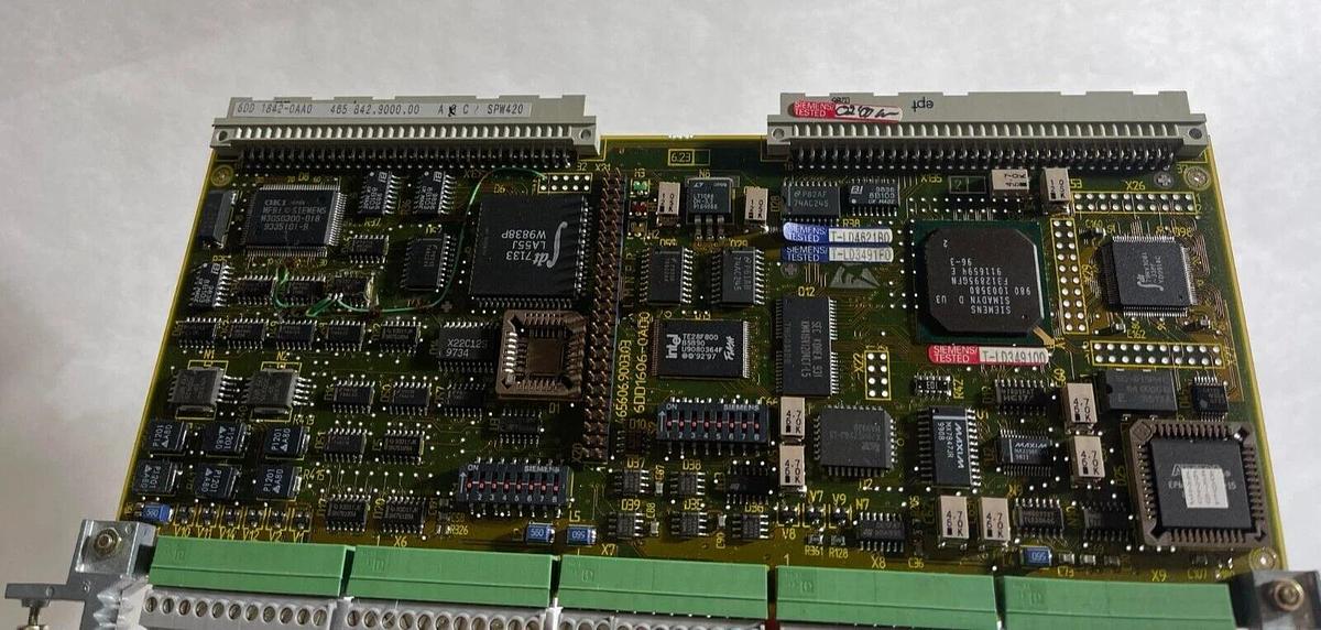 Used Siemens DC Inverter Simovert MC 6SE7023-8TD51-Z *door broken*