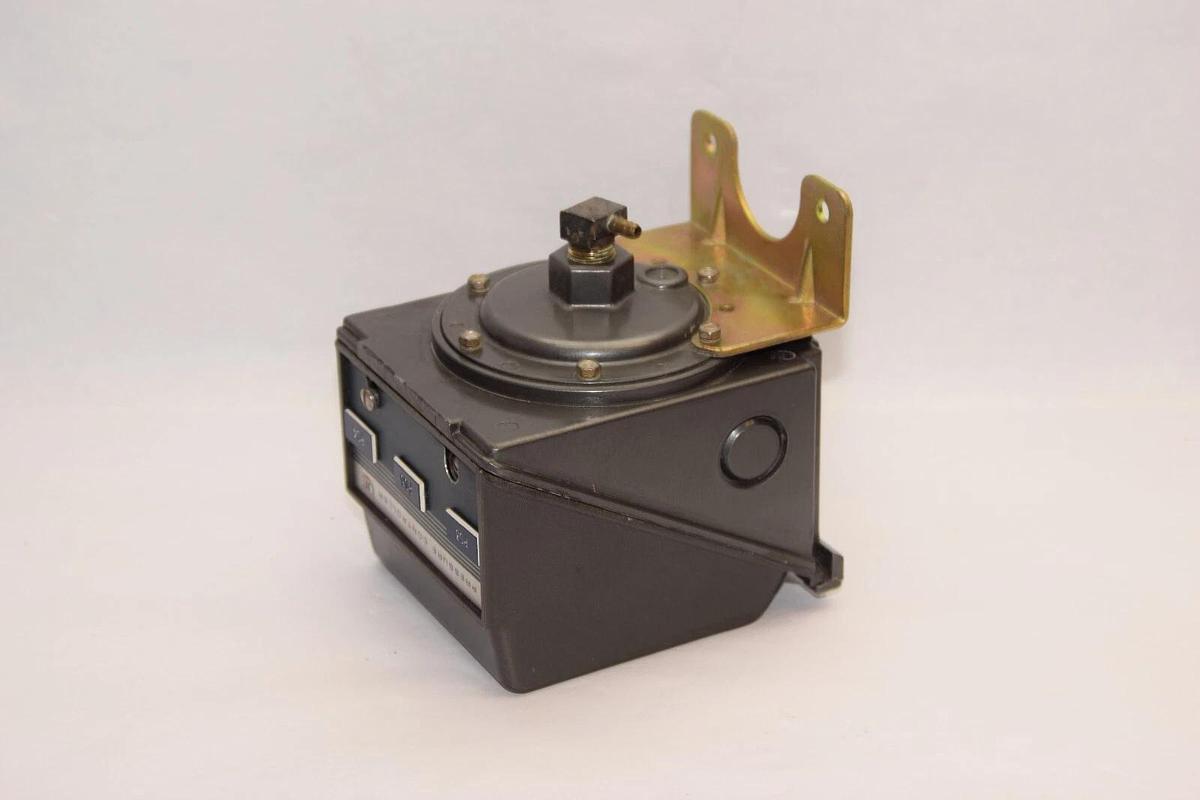 Used UNITED ELECTRIC CONTROLS Pressure Controller J303F2 8550 11277-1  0-150WC 50psi