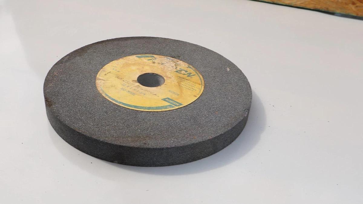 (NEW) NORTON 133575 , A60-M5VBE 10" OD x 1" Wide 1-1/4" ID Grinding Wheel