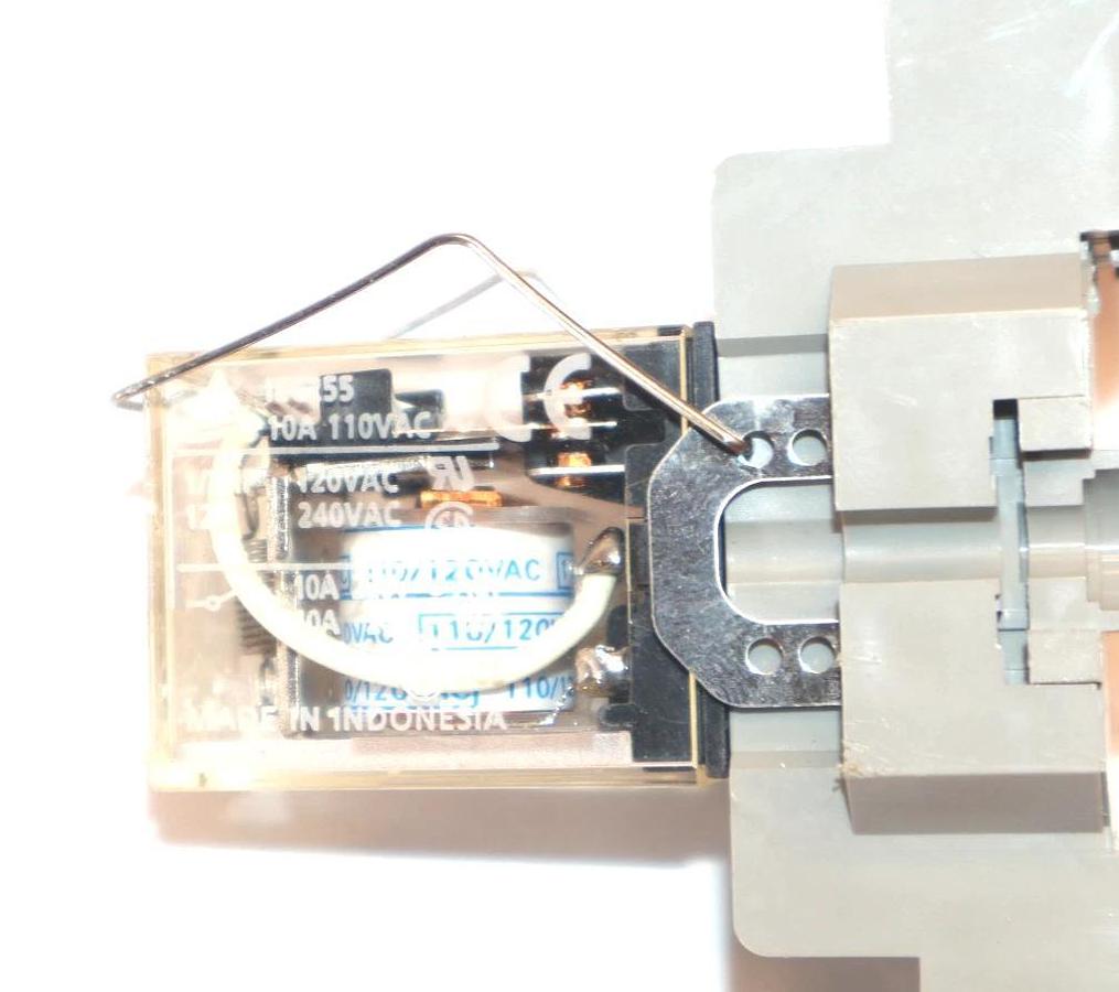 Used (Lot of 5) OMRON LY2 8-Pin Relay With IDEC SH2B-05 Relay Socket Base