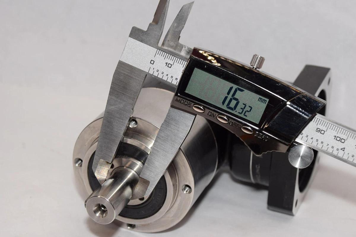 Used APEX DYNAMIC AER070 7:1 Ratio RIGHT ANGLE Planetary Gearbox