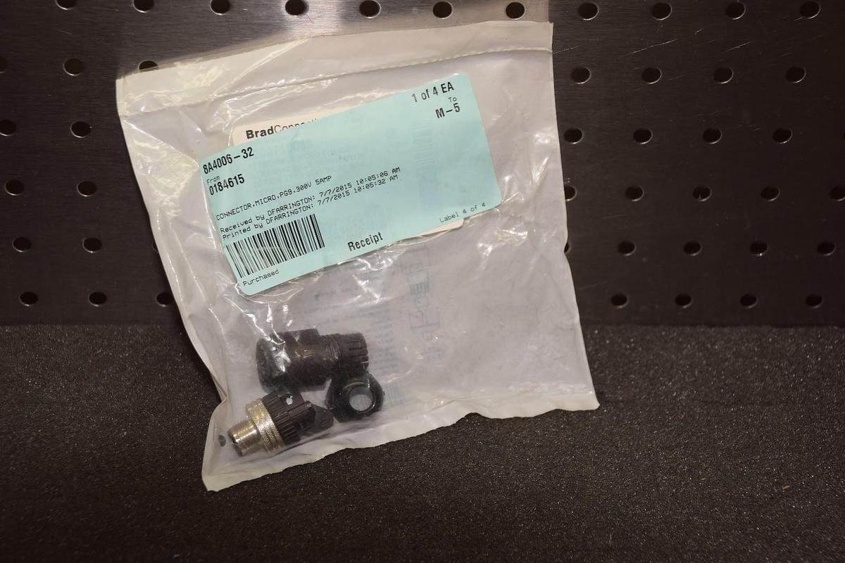 BRAD CONNECTIVITY / WOODHEAD 8A4006-32 8A400632 300V 5A STRAIGHT MALE CONN. NEW