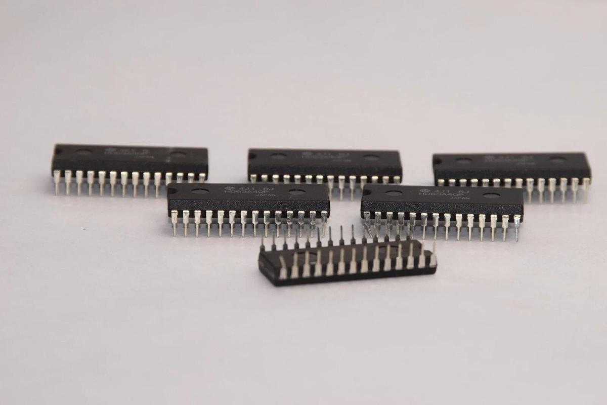 (NEW - Lot of 6) HITACHI HD63A40P 28-Pin Semi-Conductor