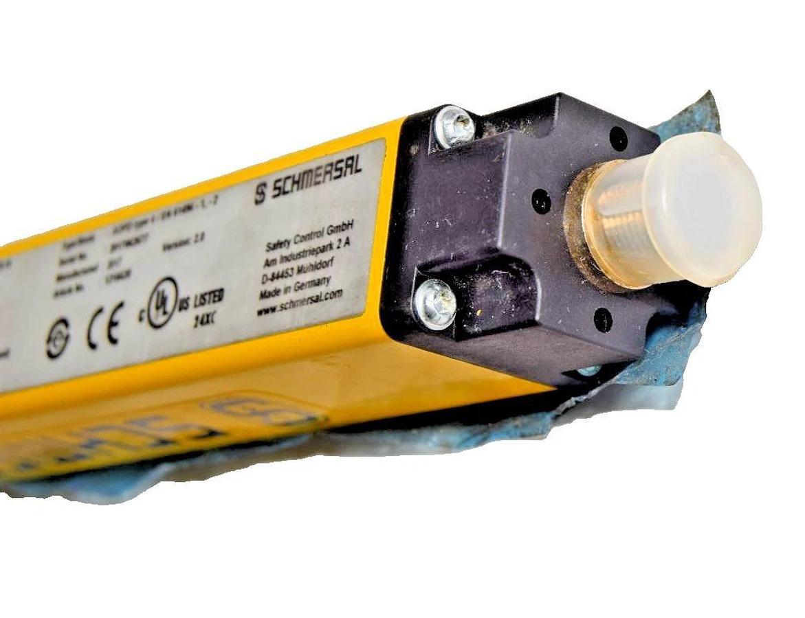 Schmersal Safety Light Curtain SLC440-E0570-14 EMITTER 24vdc (New)