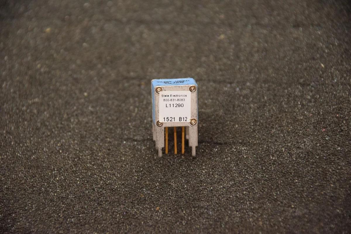 STATE ELECTRONICS L11290 1521 B12 VA389-100K ohms POTENTIOMETER NEW
