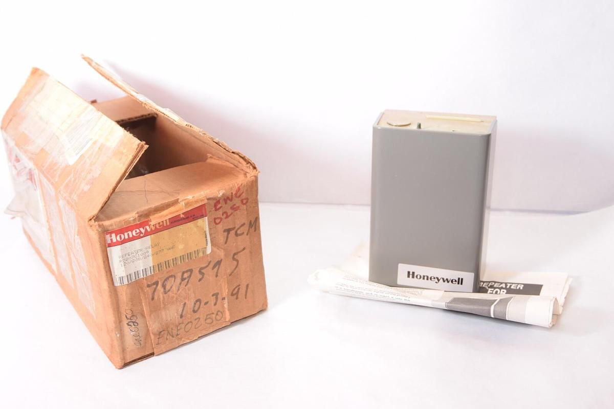 (NEW) HONEYWELL R7207C1009 R7207C 120/208/240/277Vac Repeater Relay