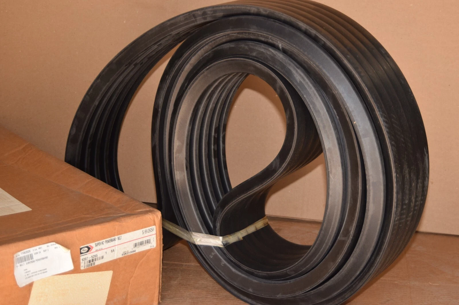 (NEW) GATES 9387-5265 5/8V2650 Super HC Powerband Belt USA