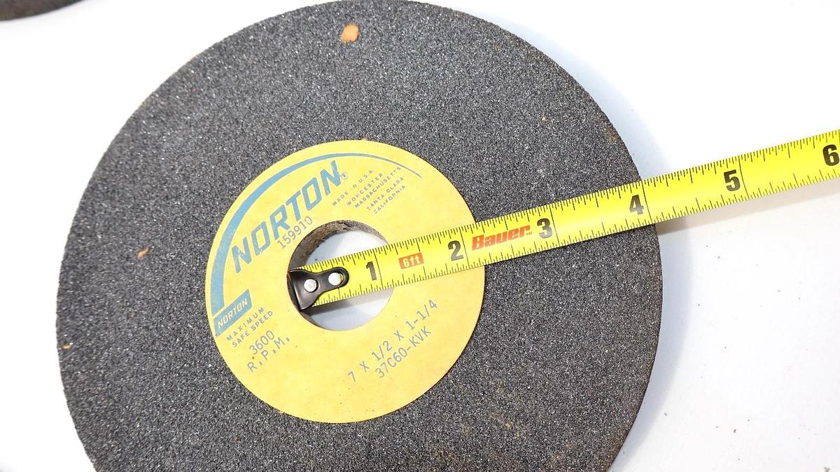 (NEW) NORTON 159910 , 37C60-KVK 7" OD x 1/2" Wide 1-1/4" ID Grinding Wheel