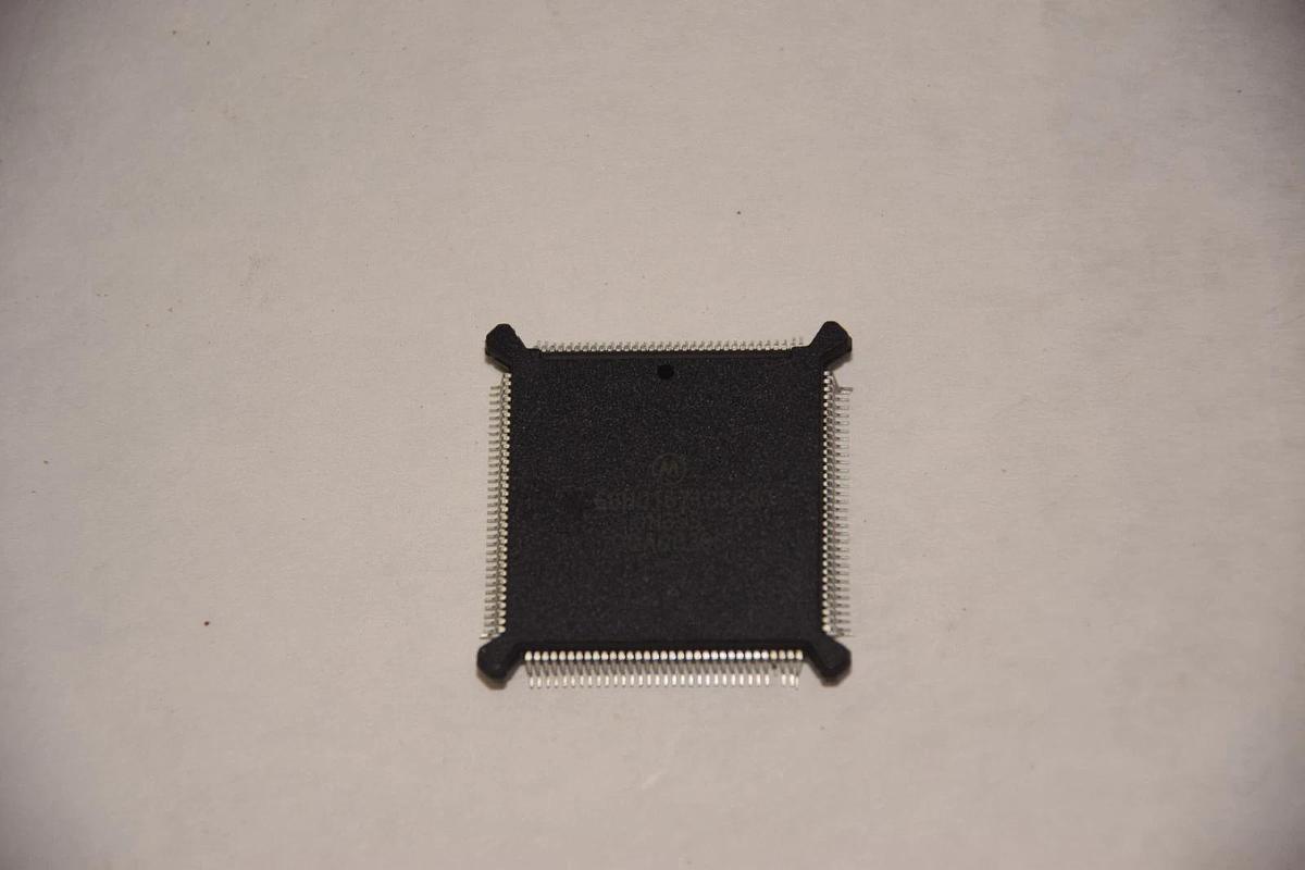 MOTOROLA 68HC16Z1CFC30 0H35S QQAQ0306 CPU NEW