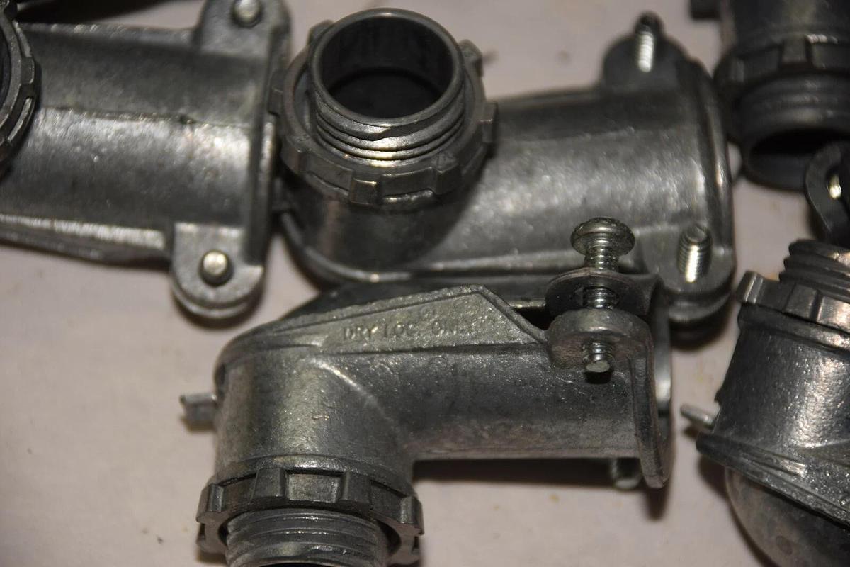 (LOT OF 45) APPLETON 1/2" 90 DEGREE ARMORED FLEXIBLE CABLE END NEW